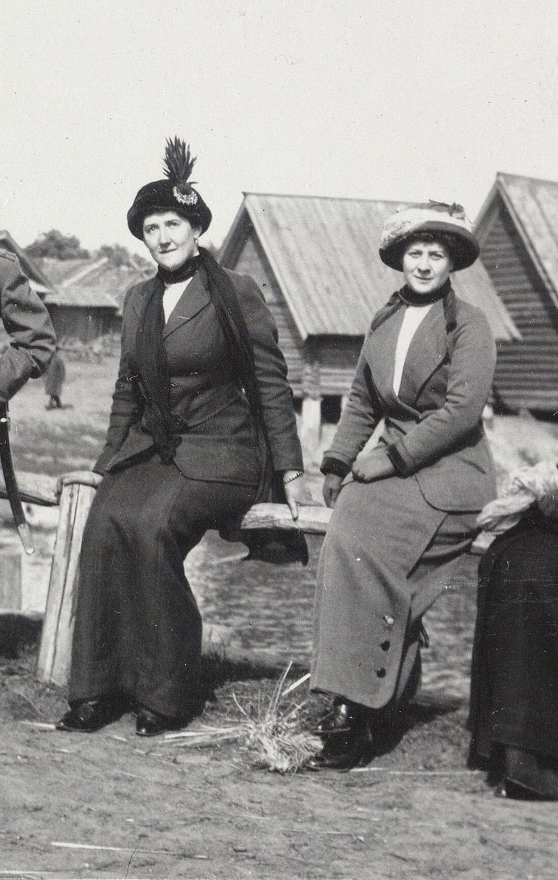 Maria Evgenyevna Golovina, secretaresse van Rasputin en Julia Alexandrovna Den door Unbekannt