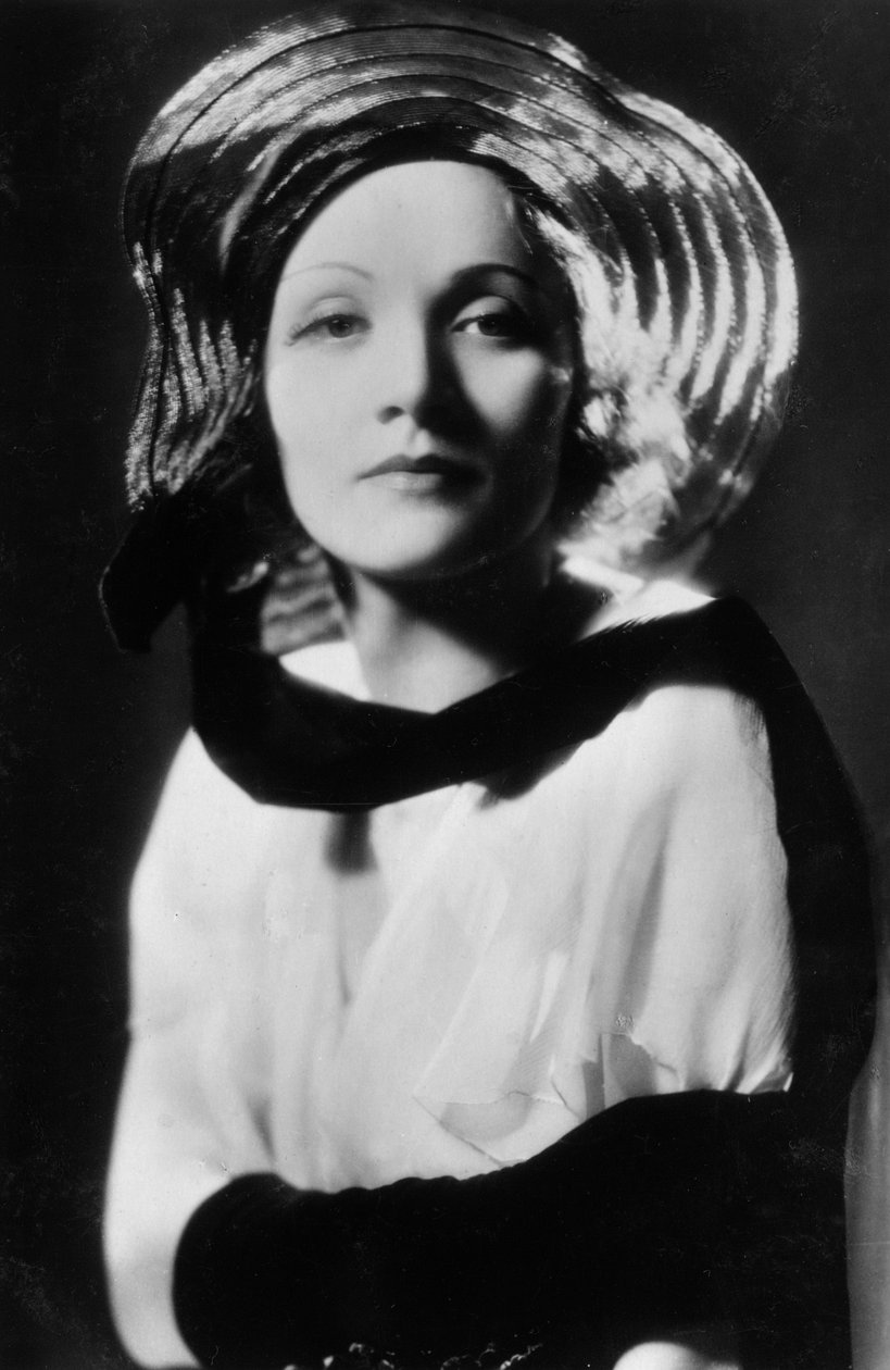 Marlene Dietrich 1901-1992, Duits-Amerikaanse actrice, zangeres en entertainer, 20e eeuw door Unbekannt