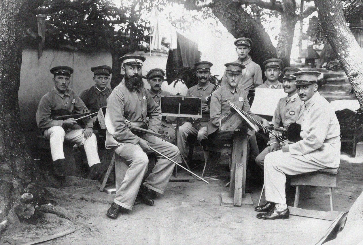 Leden van een Duits Bando krijgsgevangenenkamporkest in Tokushima Prefectuur, ca. 1917 door Unbekannt