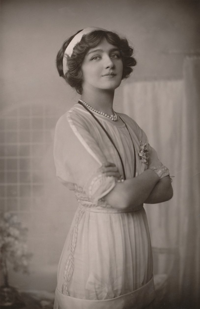 Miss Lily Elsie, 1886-1962, als Alice in de Dollar Princess, ca. 1930 door Unbekannt