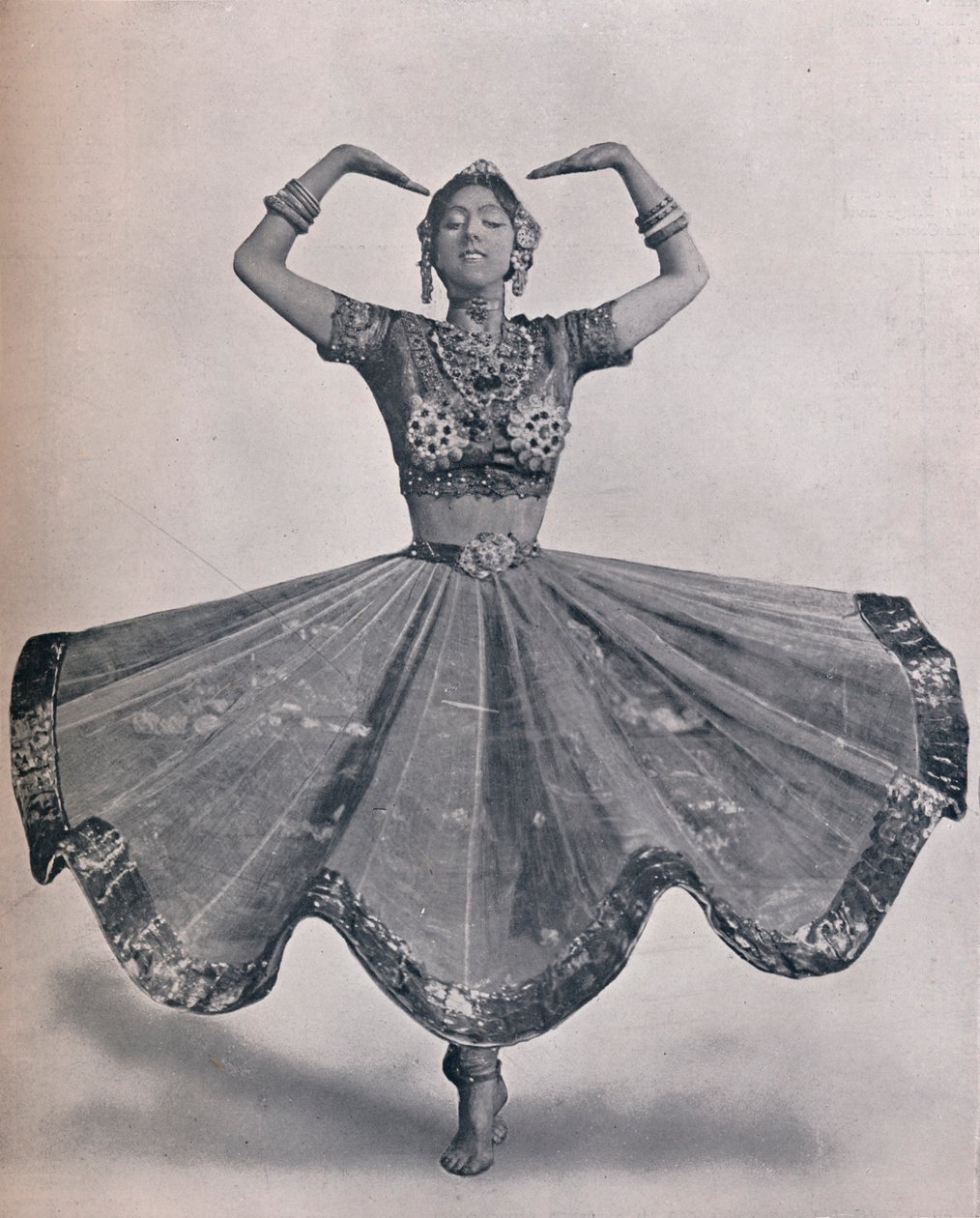 Miss Ruth St. Denis in haar opmerkelijke Oost-Indische dans in het Aldwych Theatre, 1906 door Unbekannt