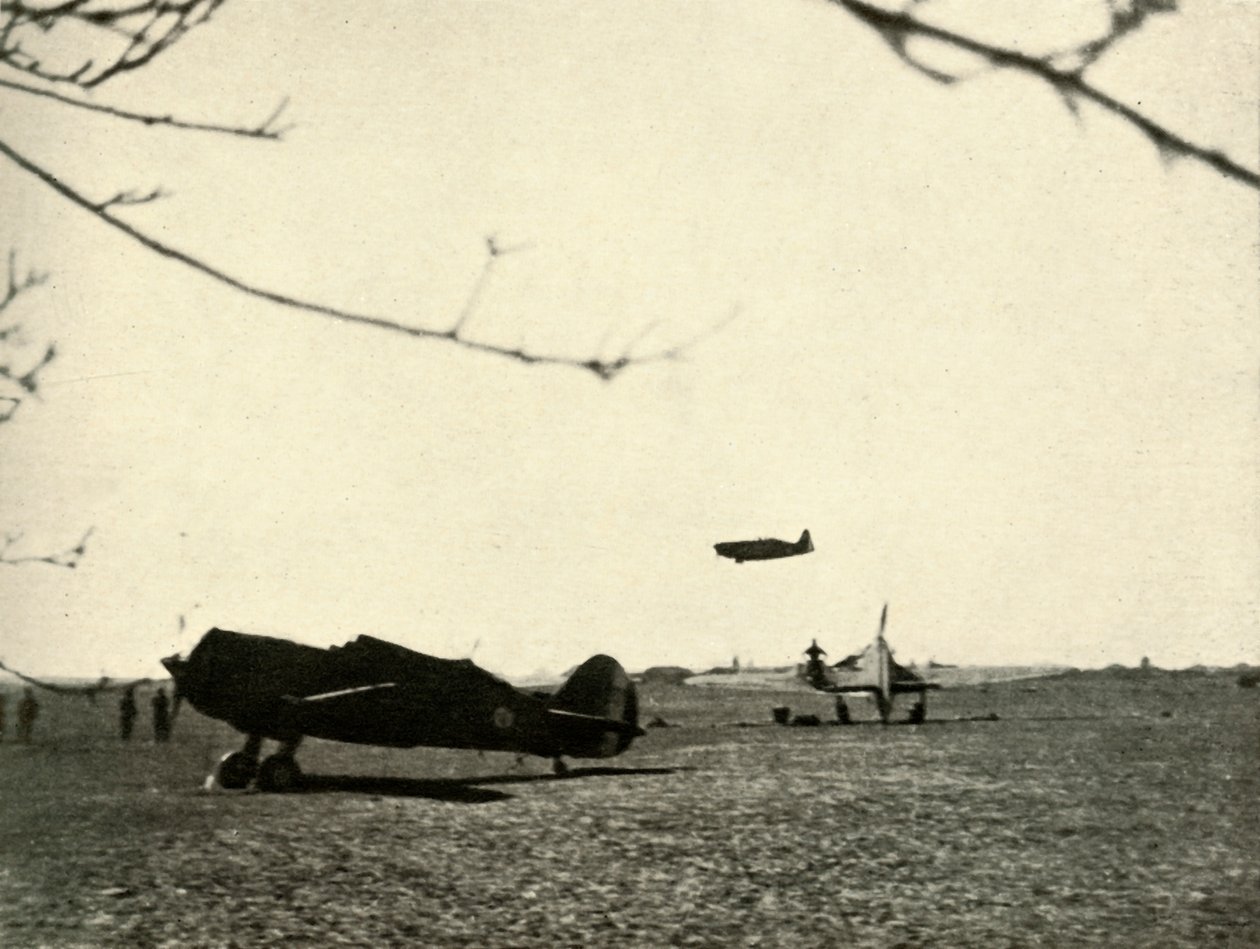 Morane 406 op Vassincourt Vliegveld met Franse Curtiss Hawk en Hurricane door Unbekannt