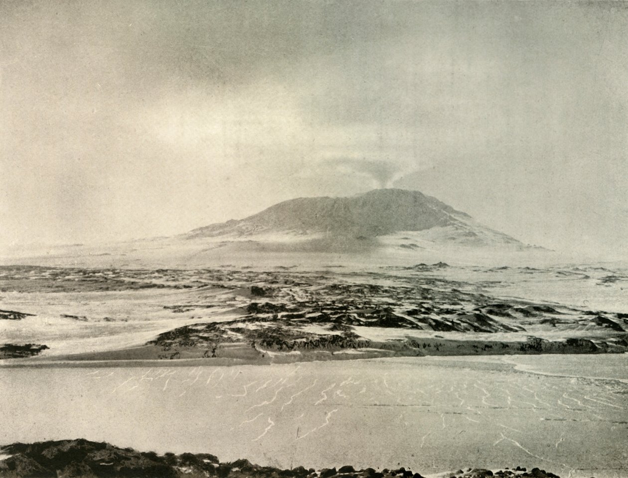 Mount Erebus in uitbarsting op 14 juni 1908 door Unbekannt