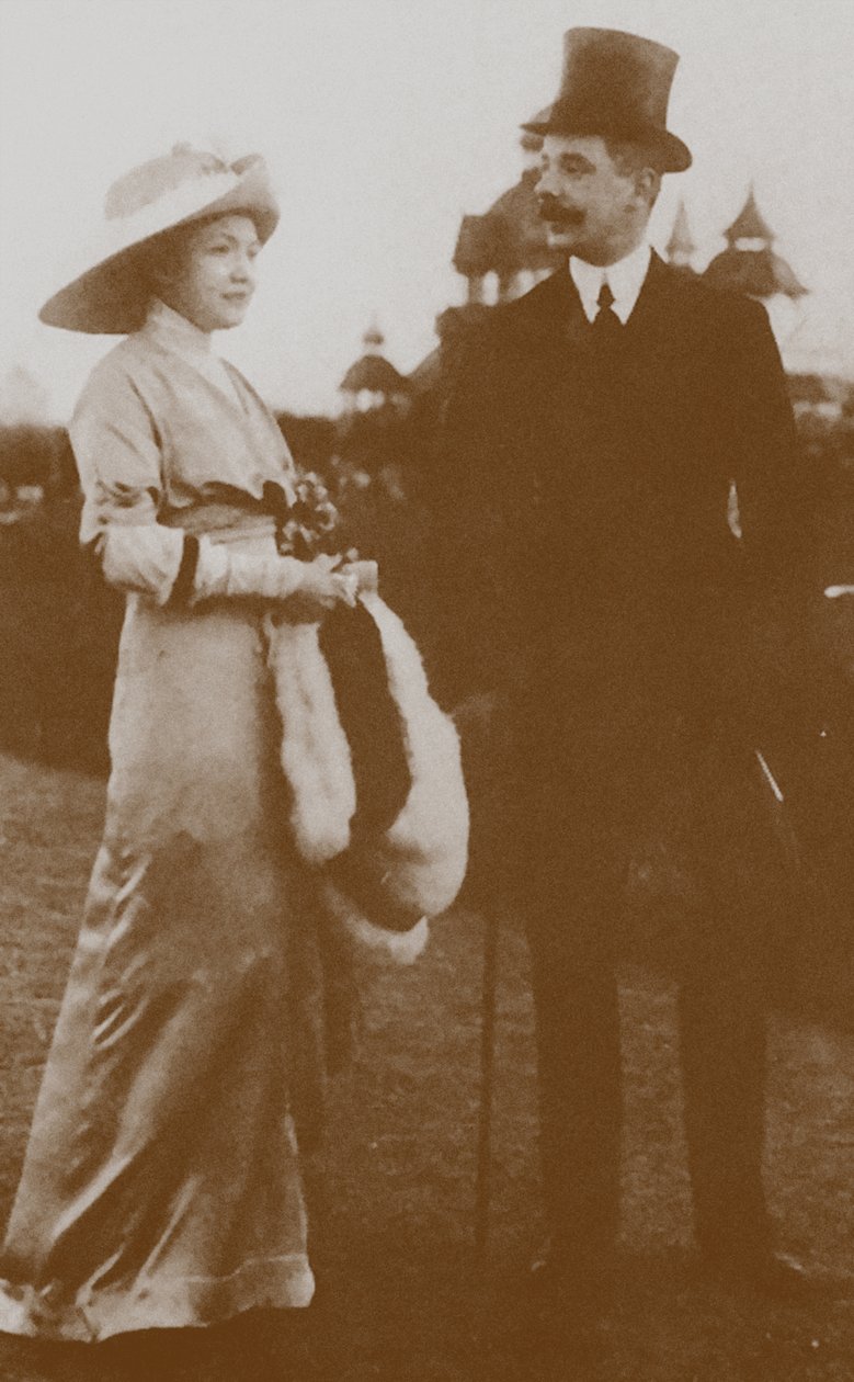 Moura Budberg met haar eerste echtgenoot von Benckendorf bij de paardenraces in Berlijn, 1913 door Unbekannt