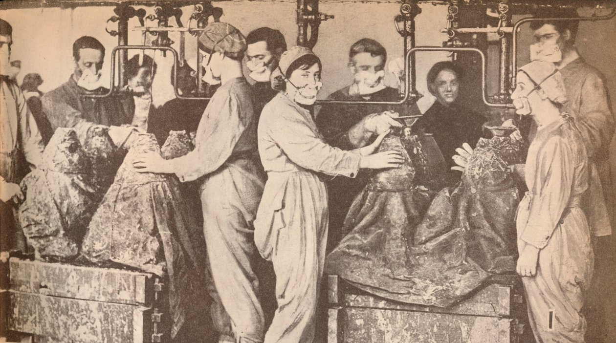 Munitiewerkers met gasmaskers tijdens het vullen van granaten met Trinitrotolueen T.N.T., ca. 1916 door Unbekannt