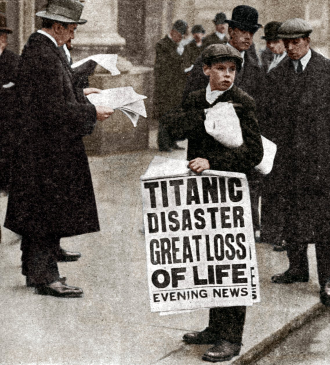 Krantenjongen met nieuws over de Titanic-ramp, 14 april 1912 door Unbekannt