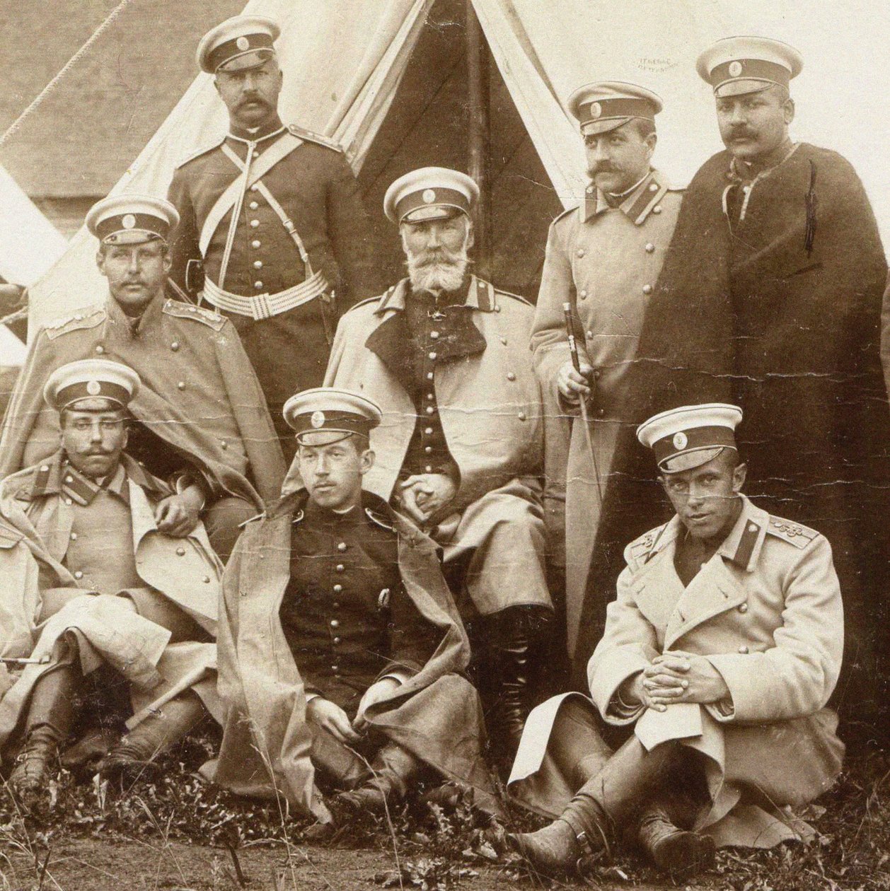 Nikolai Nikolaevich, prins Odoevsky-Maslov in het midden met de officieren van de Life Guard Cava door Unbekannt