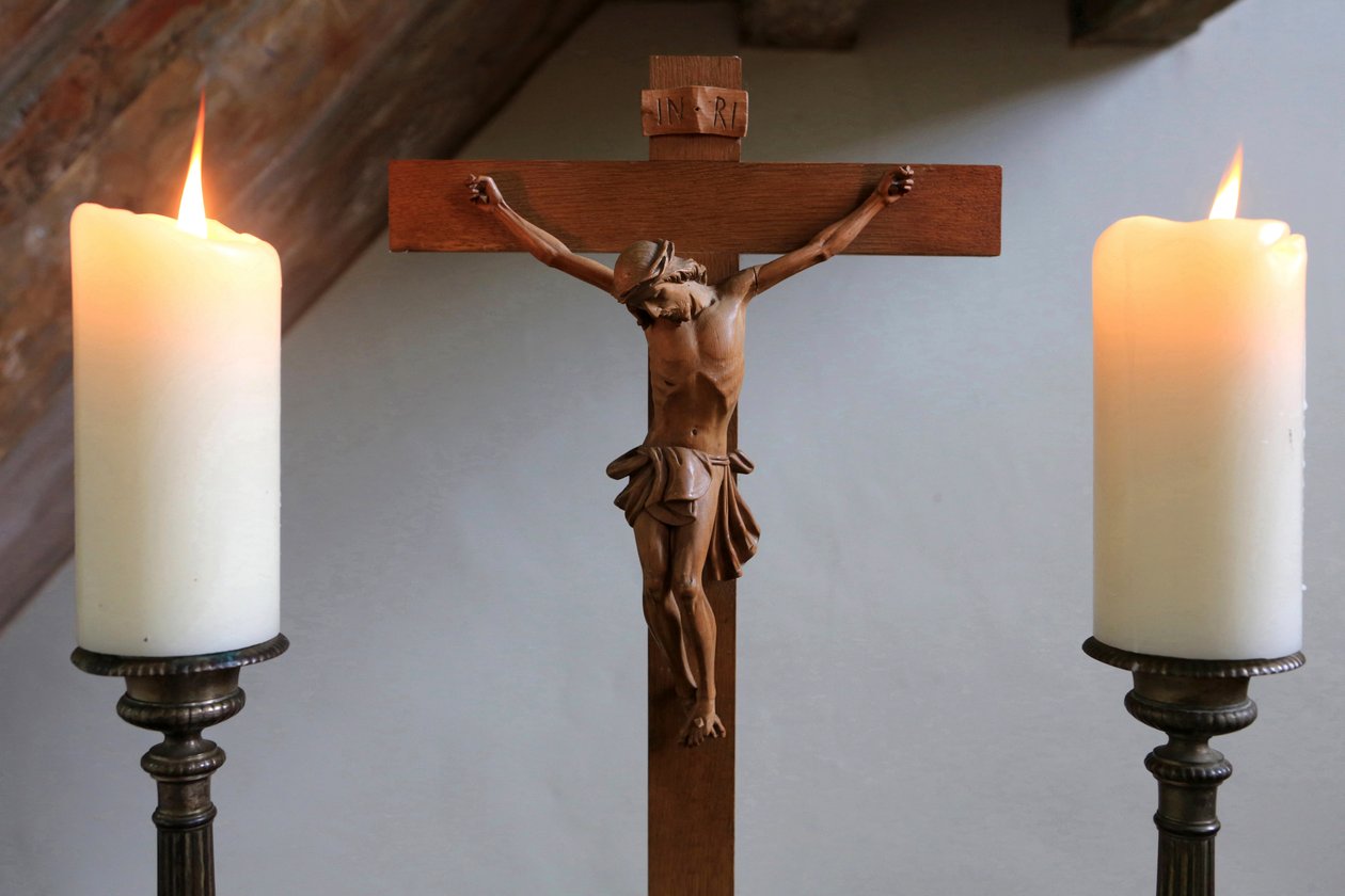 Kaarsen en crucifix. Lutherse tempel. door Unbekannt