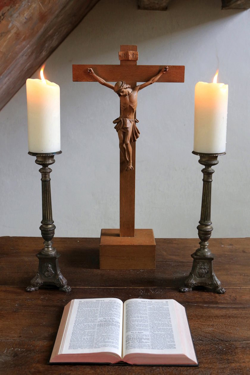 Kaarsen, crucifix en Bijbel. Lutherse tempel. door Unbekannt
