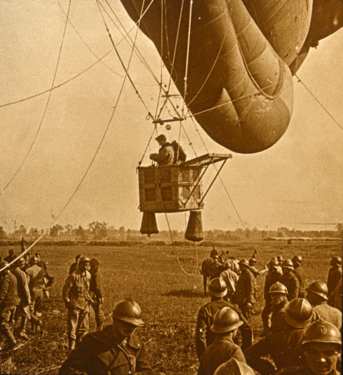 Observatie van vijandelijke posities vanuit een barrageballon, ca. 1914-ca. 1918 door Unbekannt