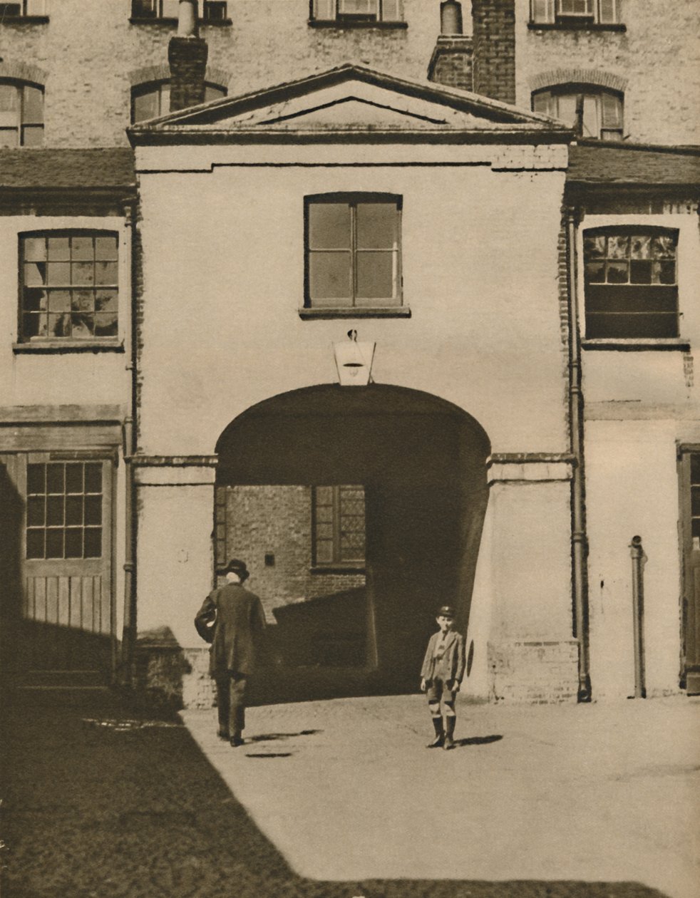 Oude Mews die naar verluidt de stallen van de IJzeren Hertog waren in Knightsbridge, ca. 1935 door Unbekannt