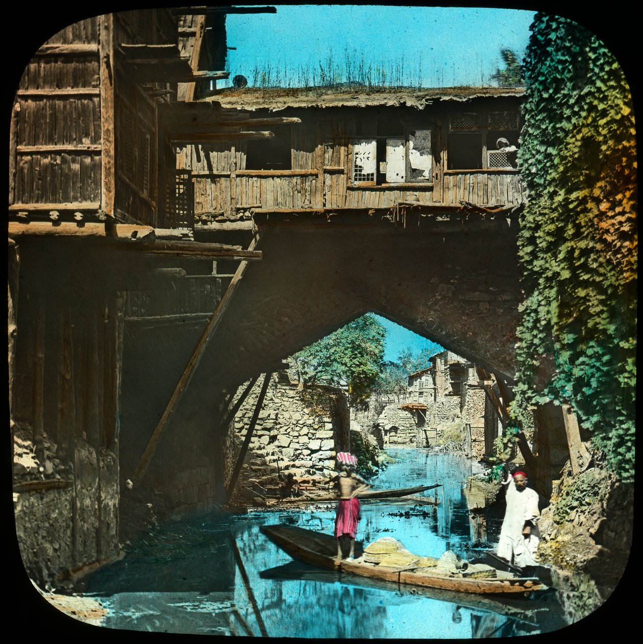 Oude brug, Srinagar, Kasjmir, India door Unbekannt