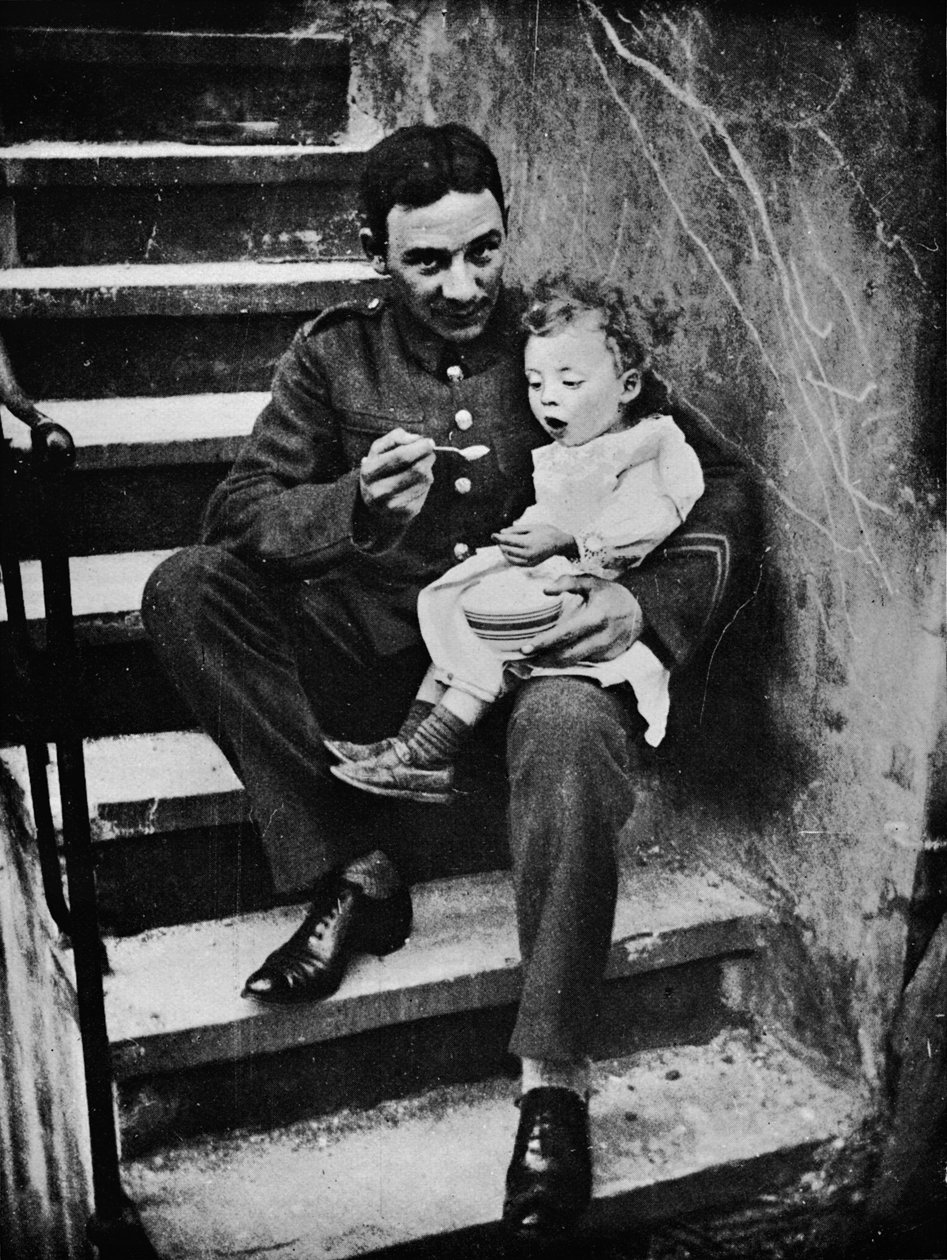 Een van het Nieuwe Leger die zichzelf nuttig maakt in zijn onderkomen, 1915 door Unbekannt