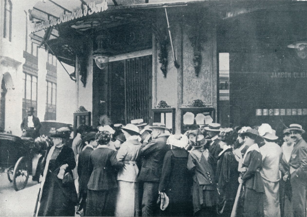 Buiten een van de Parijse bevoorradingswinkels toen een belegering van de stad werd gevreesd, ca. 1914 door Unbekannt