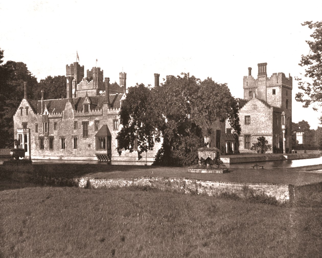 Oxburgh Hall, Norfolk, 1894 door Unbekannt