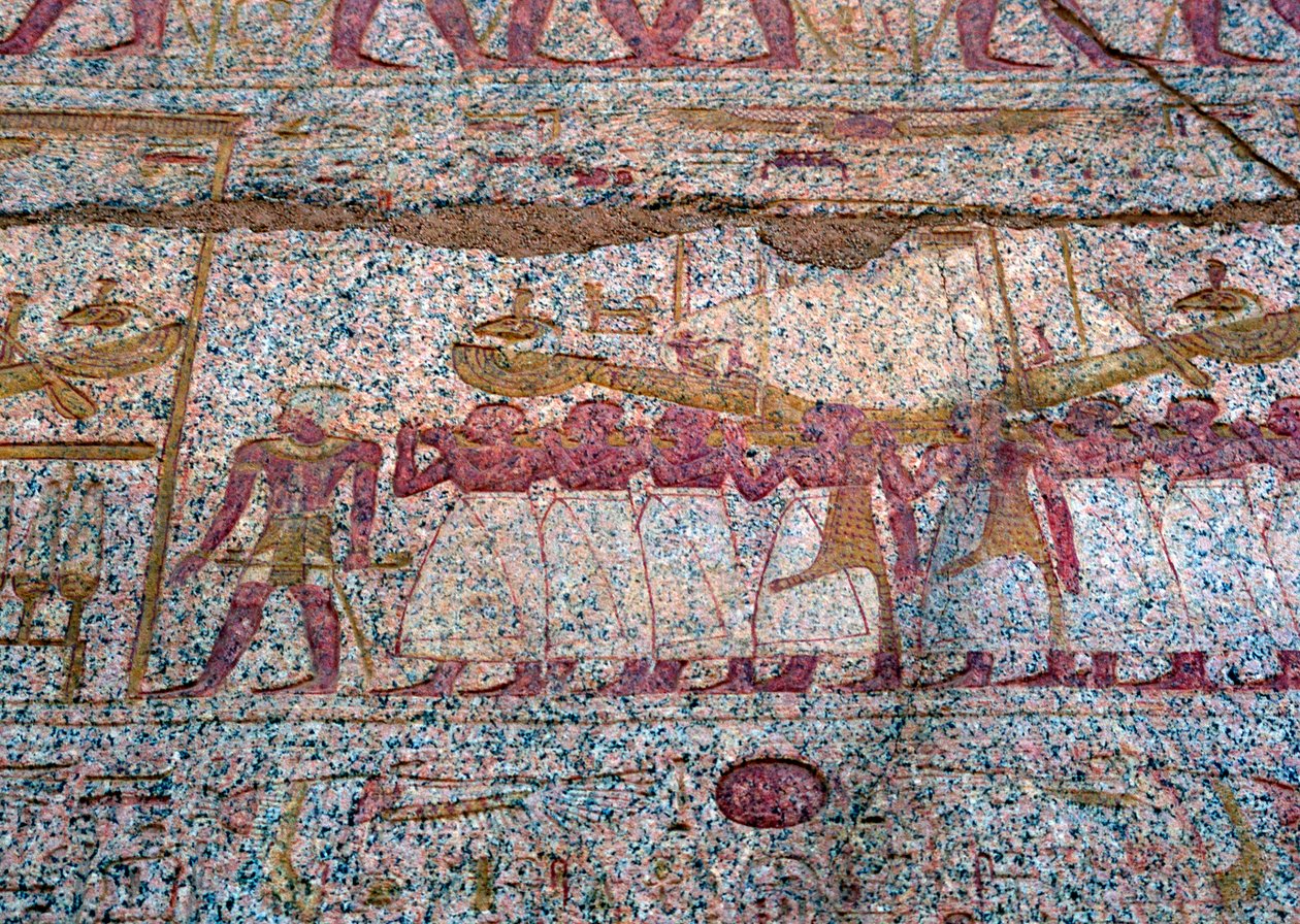 Geschilderd reliëf met een Ra zon boot in een processie, Oud-Egyptisch door Unbekannt