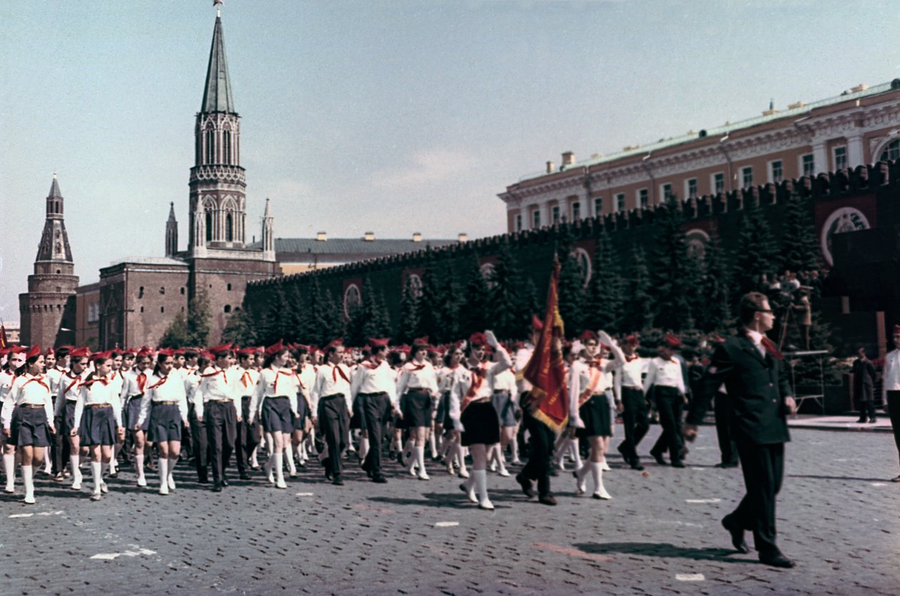 Parade van de Jonge Pioniers, Rode Plein, Moskou, 1972 door Unbekannt