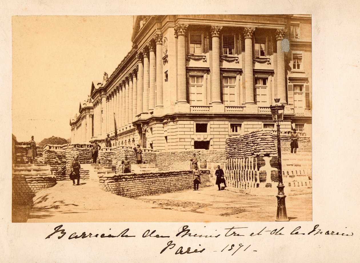 Parijse Commune (1871): uitzicht op de barricade van Place de la Concorde voor het Ministerie van Marine (Hotel de la Marine of ook Hotel du Garde Meuble) in Parijs. Anonieme fotografie door Unbekannt