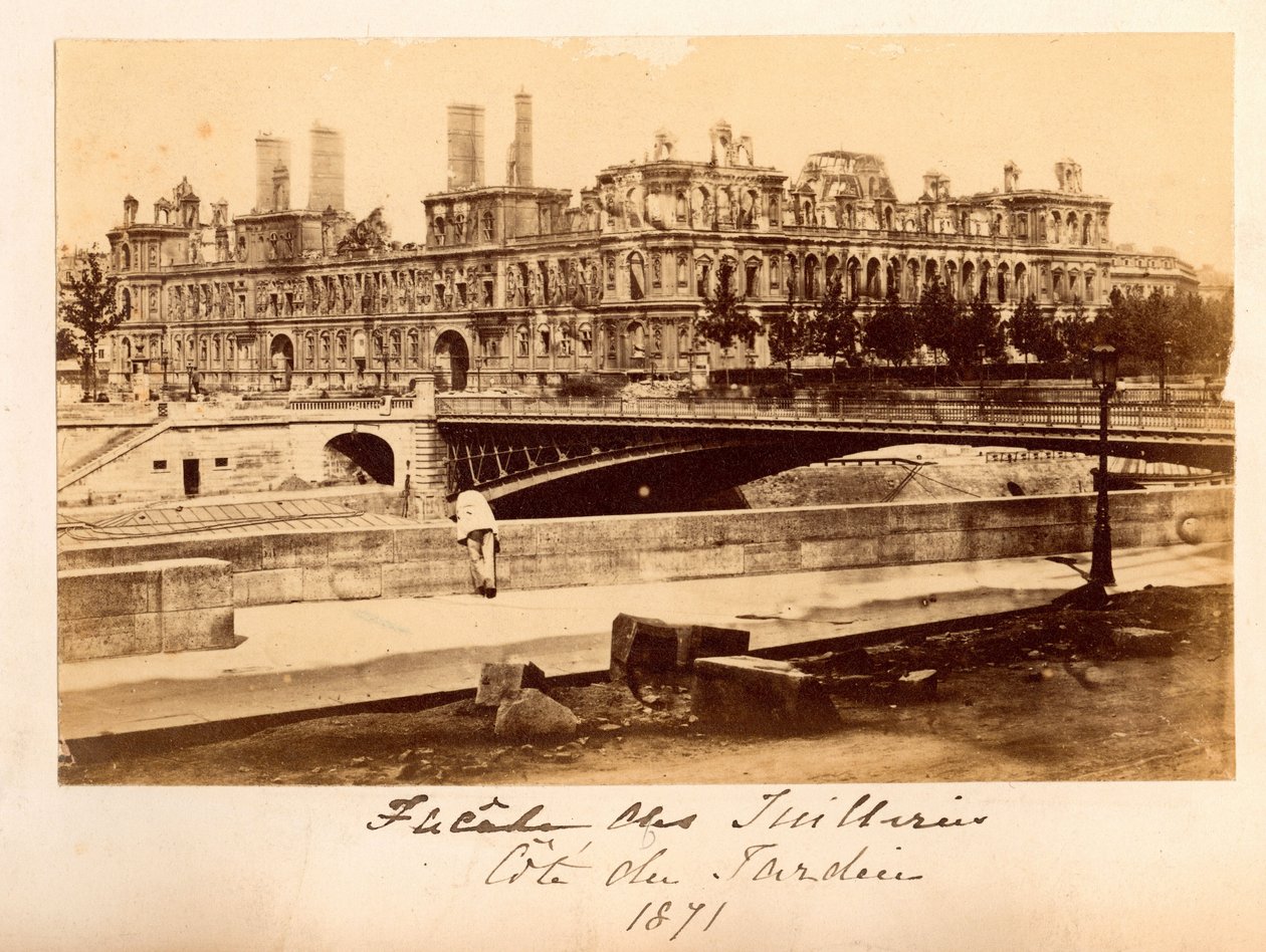 Parijse Commune (1871): uitzicht op de brug van Arcole en het stadhuis na de brand van mei 1871. Anonieme fotografie door Unbekannt