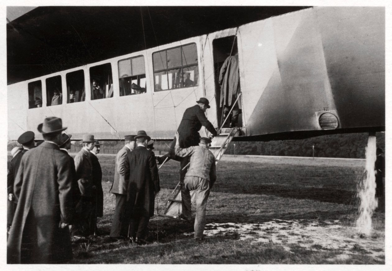 Passagiers die aan boord gaan van Zeppelin LZ 11 Viktoria Luise, c1912-1914 1933 door Unbekannt