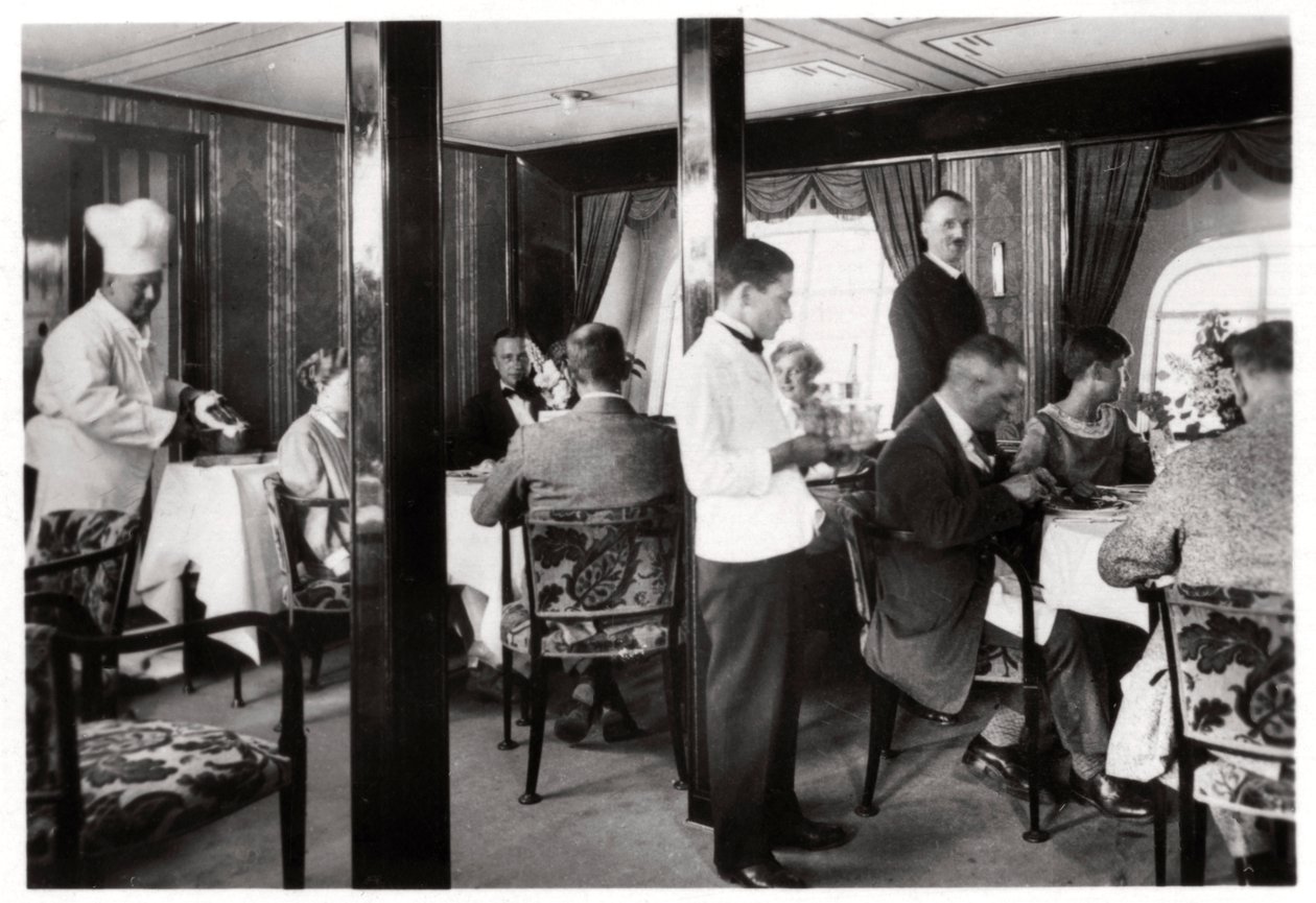 Passagiers eetkamer, Zeppelin LZ 127 Graf Zeppelin, 1933 door Unbekannt