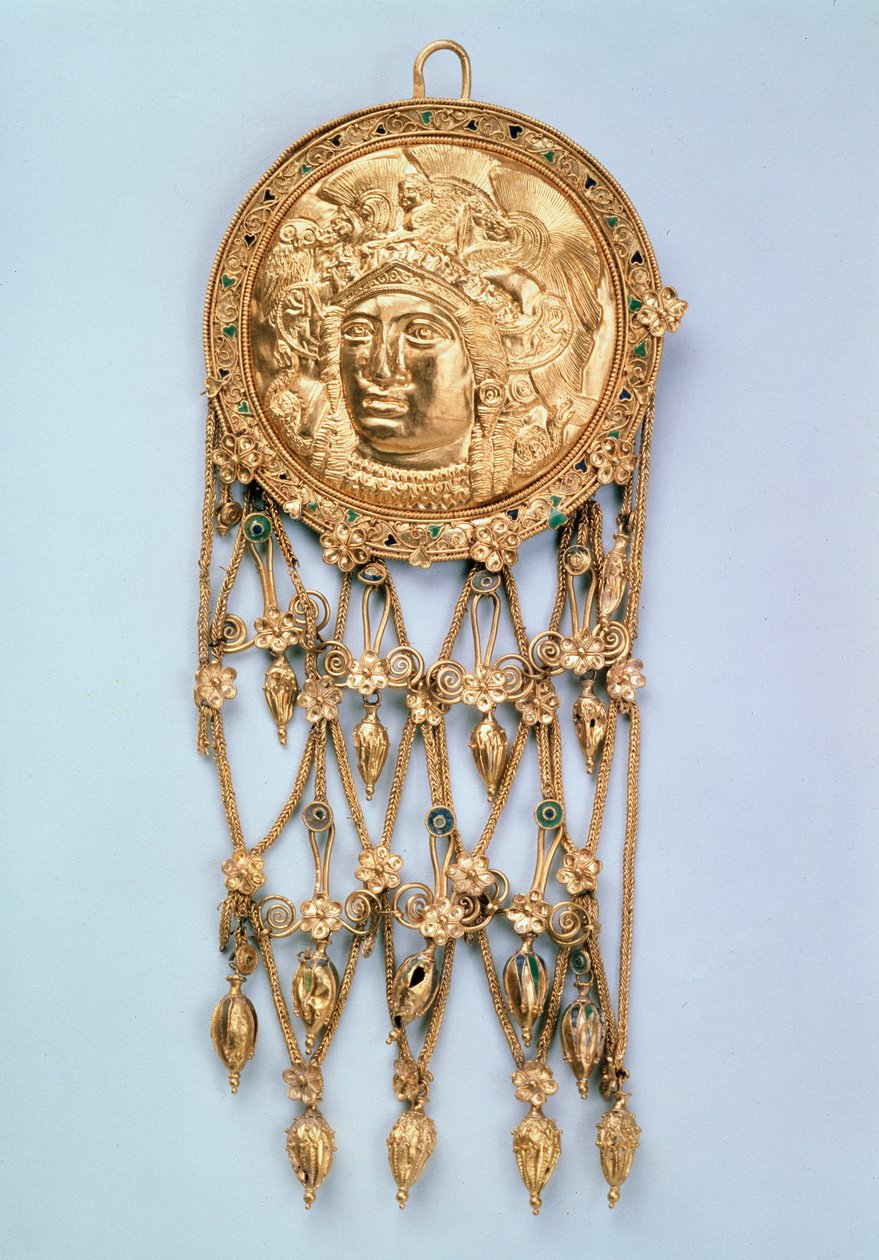 Hanger met hoofd van Athena Parthenos, begin 4e eeuw v.Chr. door Unbekannt