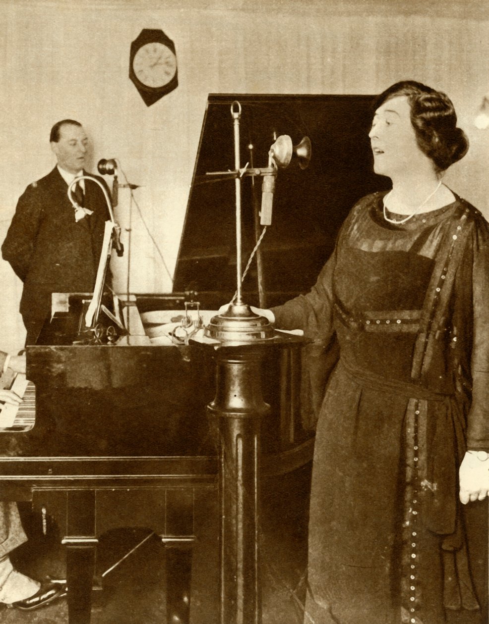 Artiesten die een duet zingen in een van de studio