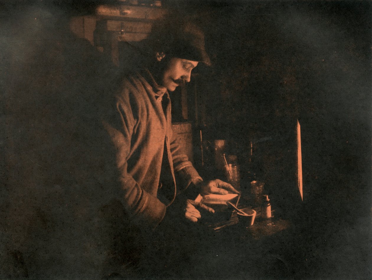 Ponting ontwikkelt een plaat in de donkere kamer, ca. 1910-1913 door Unbekannt
