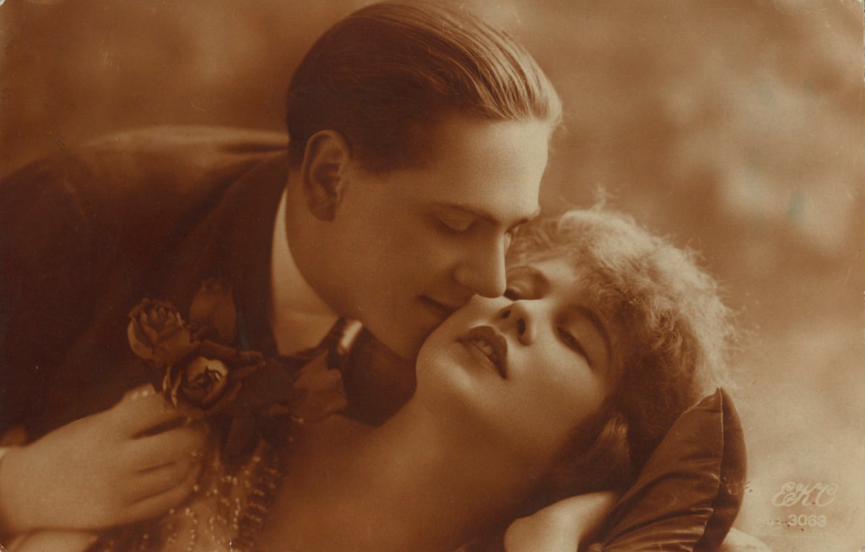 Ansichtkaart van romantisch vintage paar, in sepia door Unbekannt