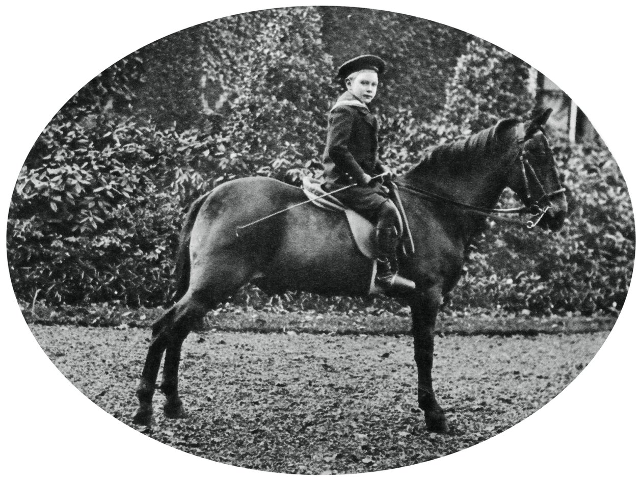 Prins Albert Windsor op zesjarige leeftijd, zittend op een paard, 1902 door Unbekannt