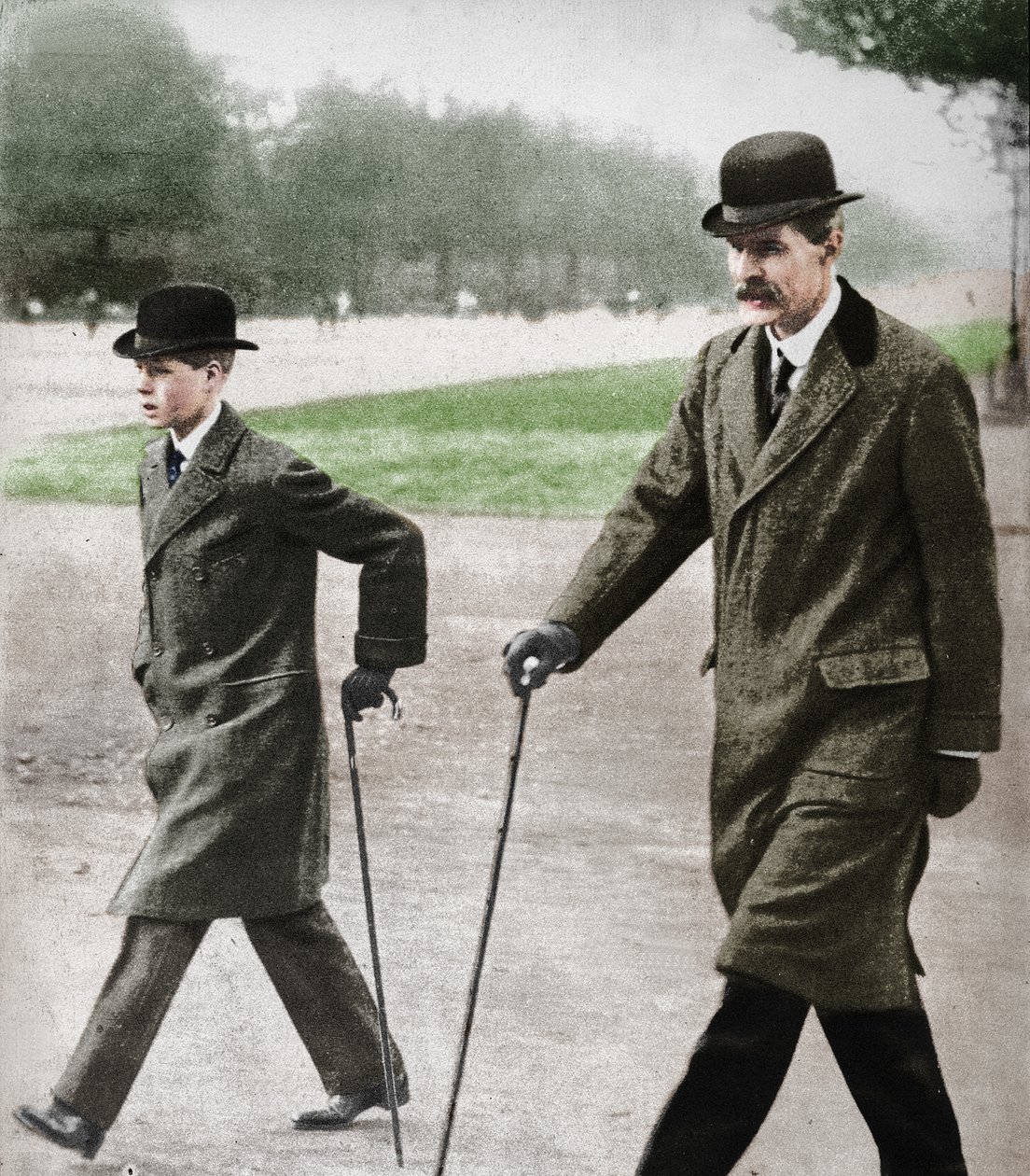 Prins Edward wandelend met Mr HP Hansell, zijn leraar, in Auteuil, Frankrijk, 1912 1936 door Unbekannt