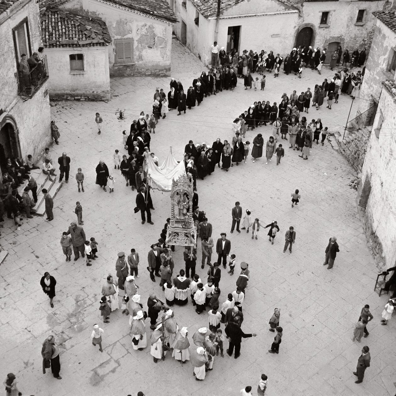 Processie van Geselaars, Albano di Lucania, Potenza, Basilicata, Italië (zw/w foto) door Unbekannt