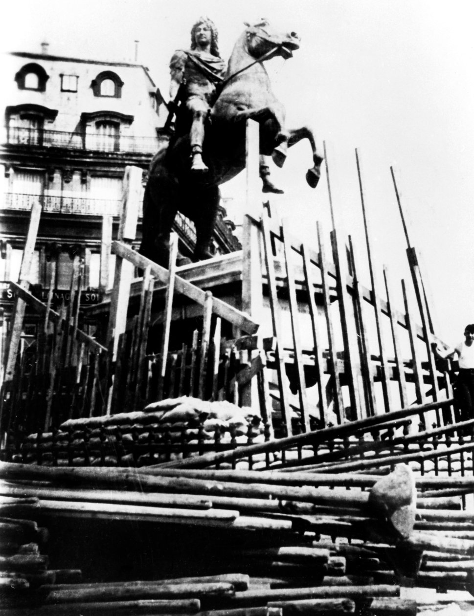 Beschermende maatregelen voor het standbeeld van Lodewijk XIV, Parijs, 1940 door Unbekannt