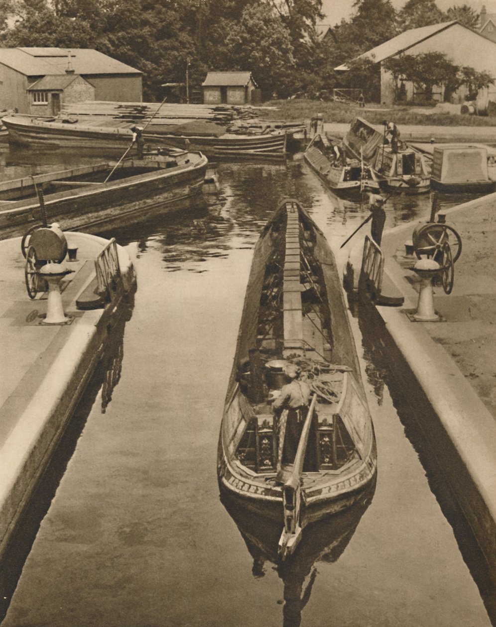 Een Apenboot door de Sluis duwen in Brentford, c1935 door Unbekannt