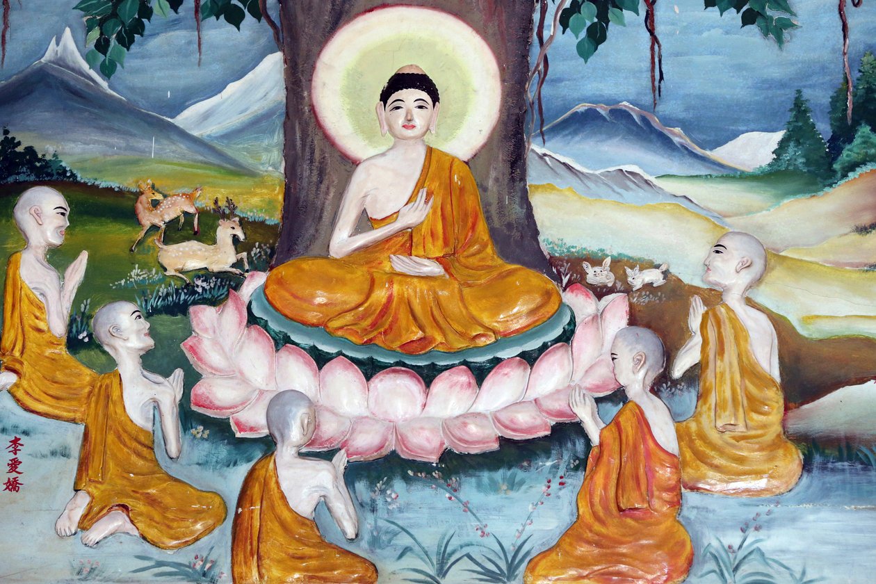 Quan The Am Bo Tat tempel (Pagode van Avalokitesvara Bodhisattva). Shakyamuni Boeddha predikt de leer - het wiel van de wet - aan zijn vijf discipelen. Vung Tau. Vietnam door Unbekannt
