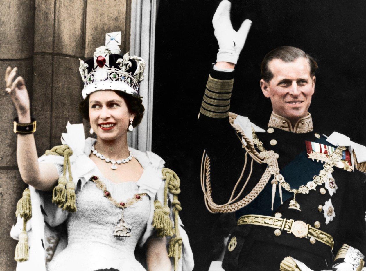 Koningin Elizabeth II en de hertog van Edinburgh op hun kroningsdag, Buckingham Palace, 1953 door Unbekannt