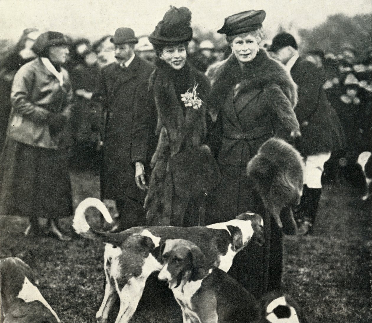 Koningin Mary en Koningin Alexandra bij een Bijeenkomst van de West Norfolk Hunt door Unbekannt