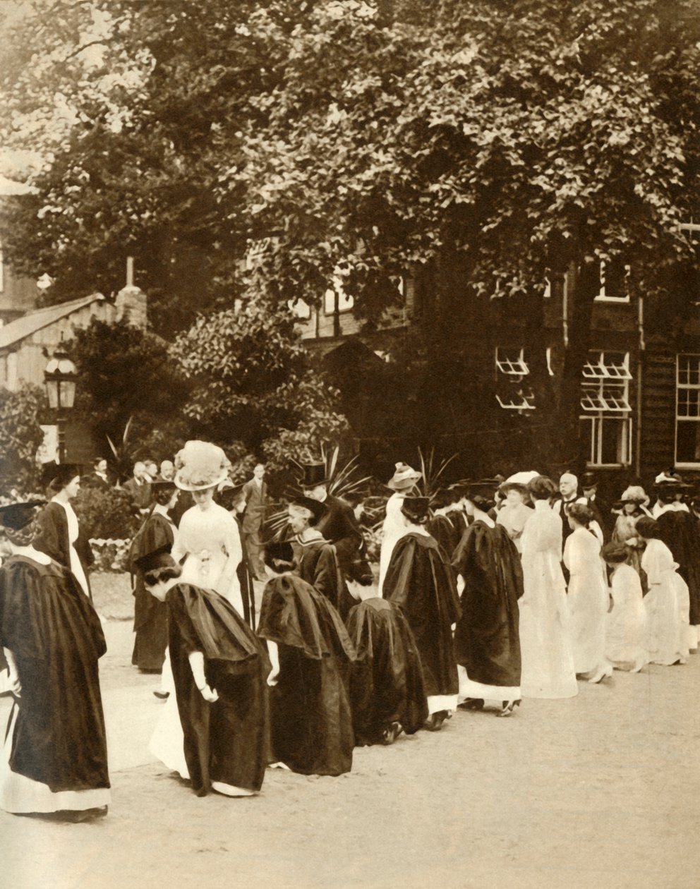 Koningin Mary bij Bedford College, Londen, 1913, 1935 door Unbekannt