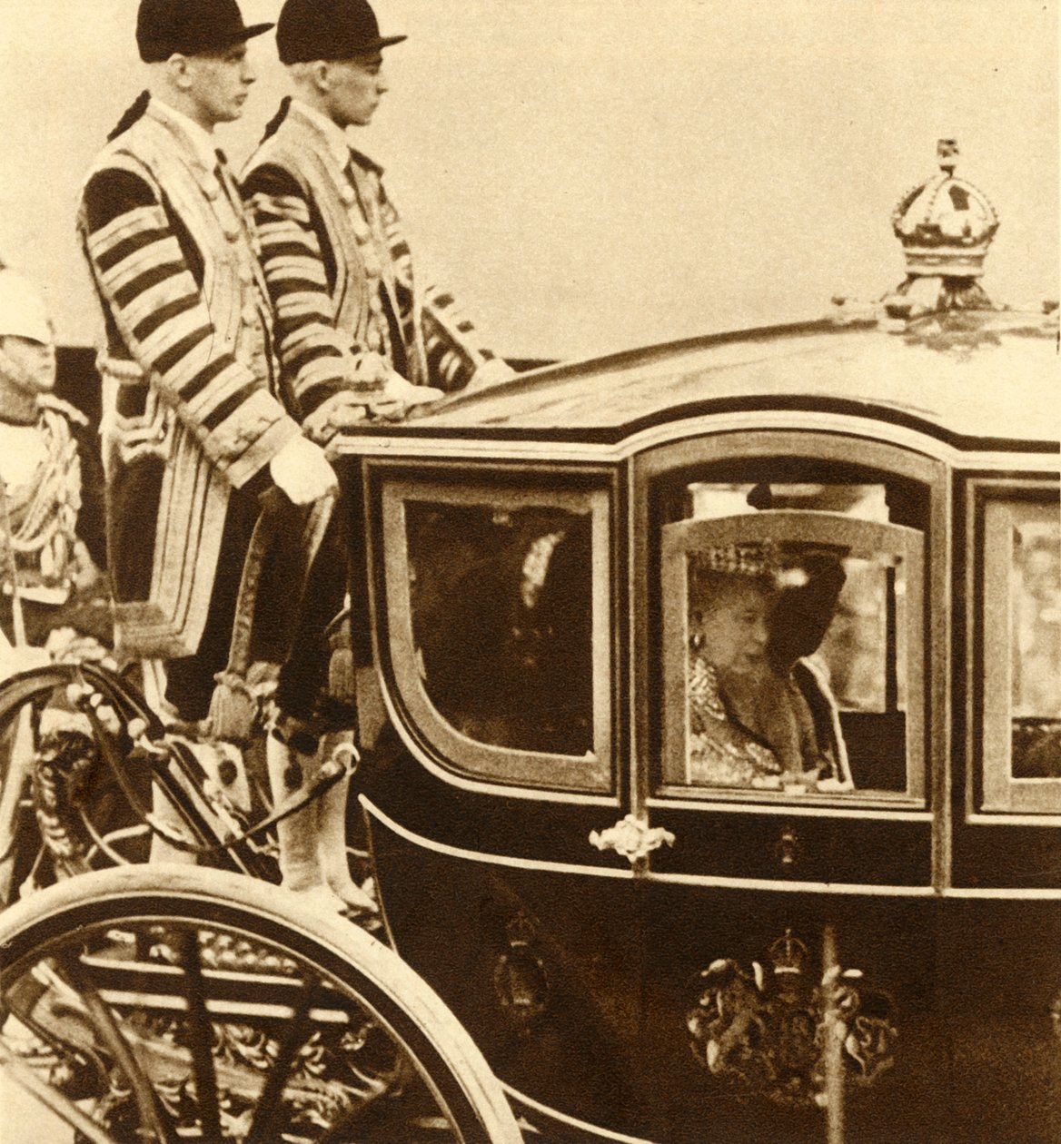 Koningin Mary, in haar glazen koets, vergezeld door koningin Maud van Noorwegen, 1937 door Unbekannt