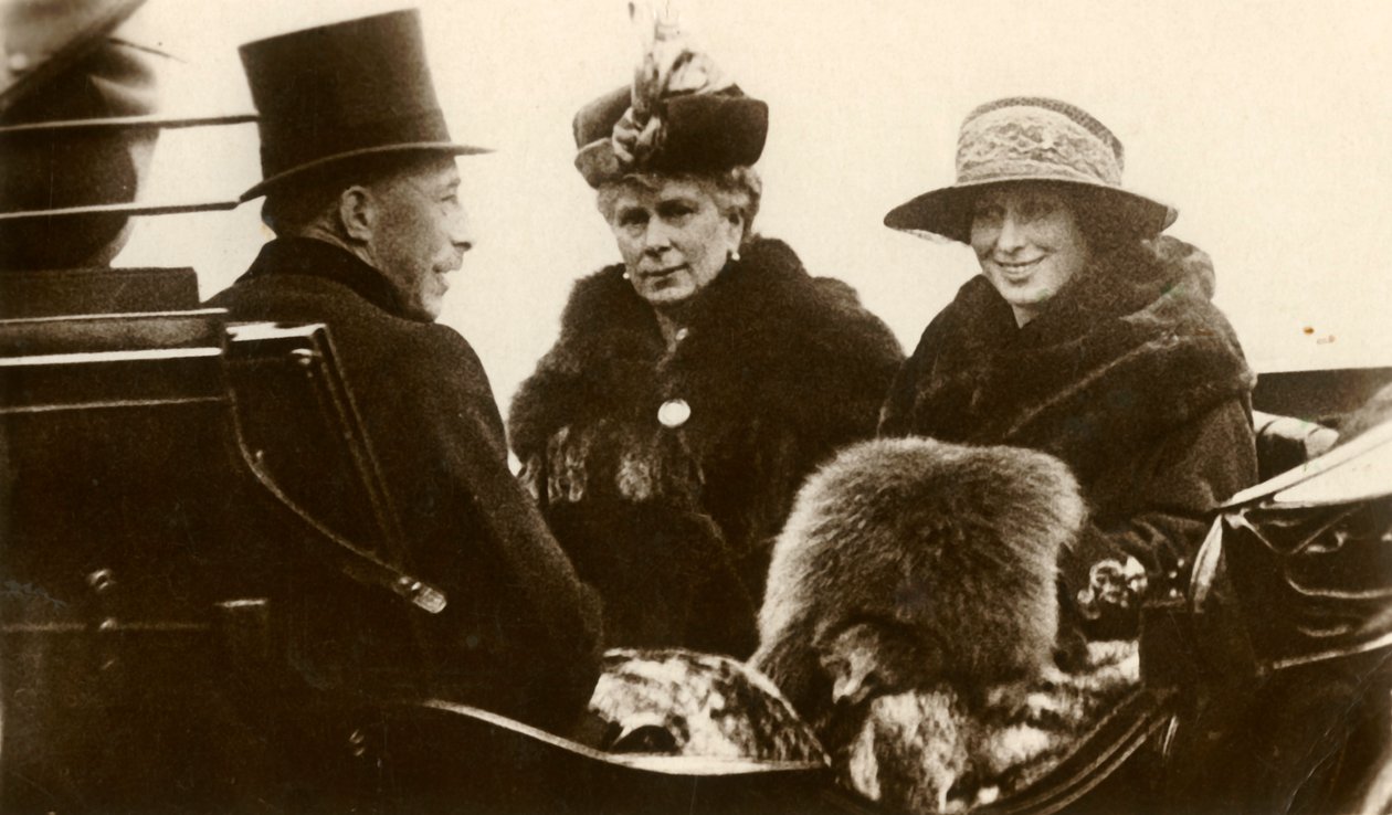 Koningin Mary met de Prinses Royal en Burggraaf Lascelles door Unbekannt
