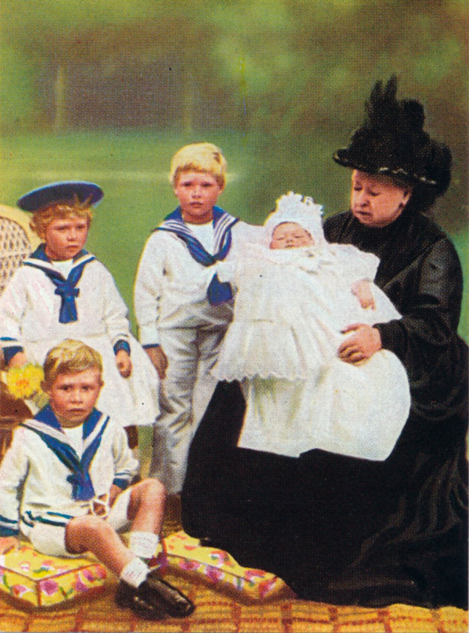 Koningin Victoria 1819-1901 afgebeeld met enkele van haar achterkleinkinderen, in Osborne House op het eiland Wight door Unbekannt