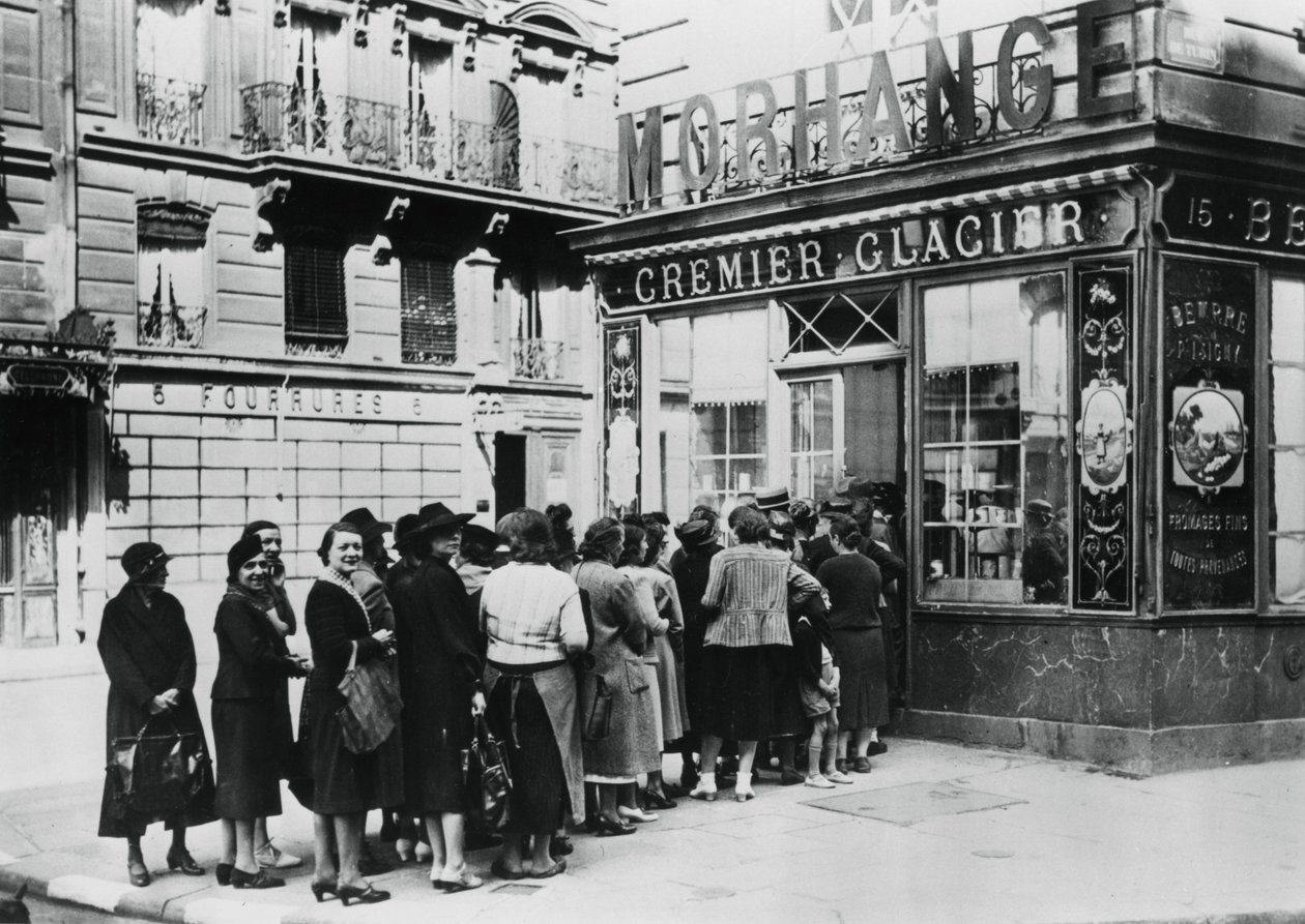 Rij vrouwen buiten een zuivelwinkel, door Duitsland bezet Parijs, 28 juni 1940 door Unbekannt