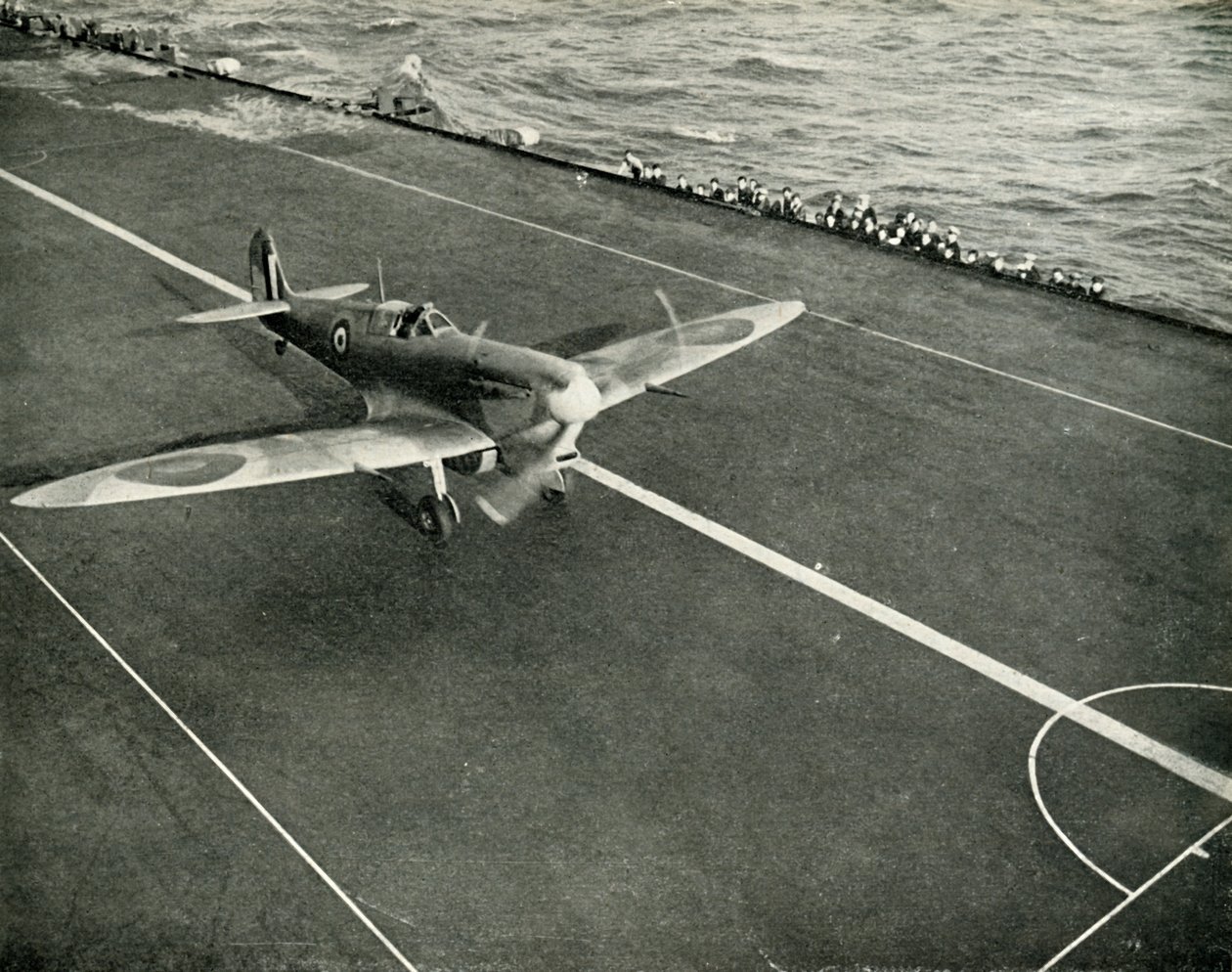 RAF Spitfire op het dek van een vliegdekschip op weg naar Malta, Tweede Wereldoorlog, 1942 door Unbekannt