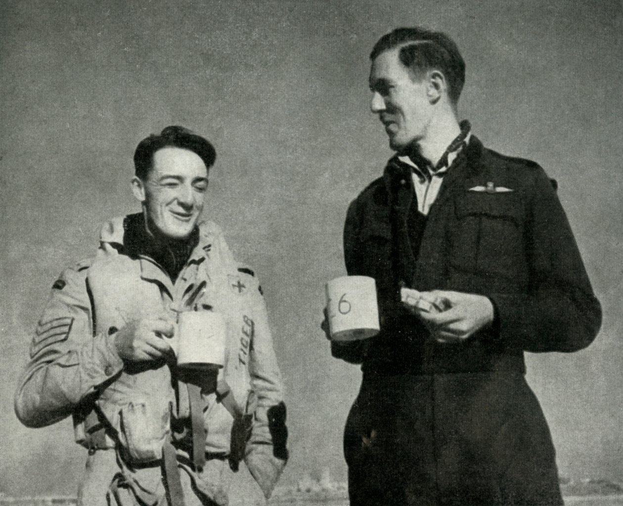RAF-personeel geniet van een kopje thee, Malta, Tweede Wereldoorlog door Unbekannt