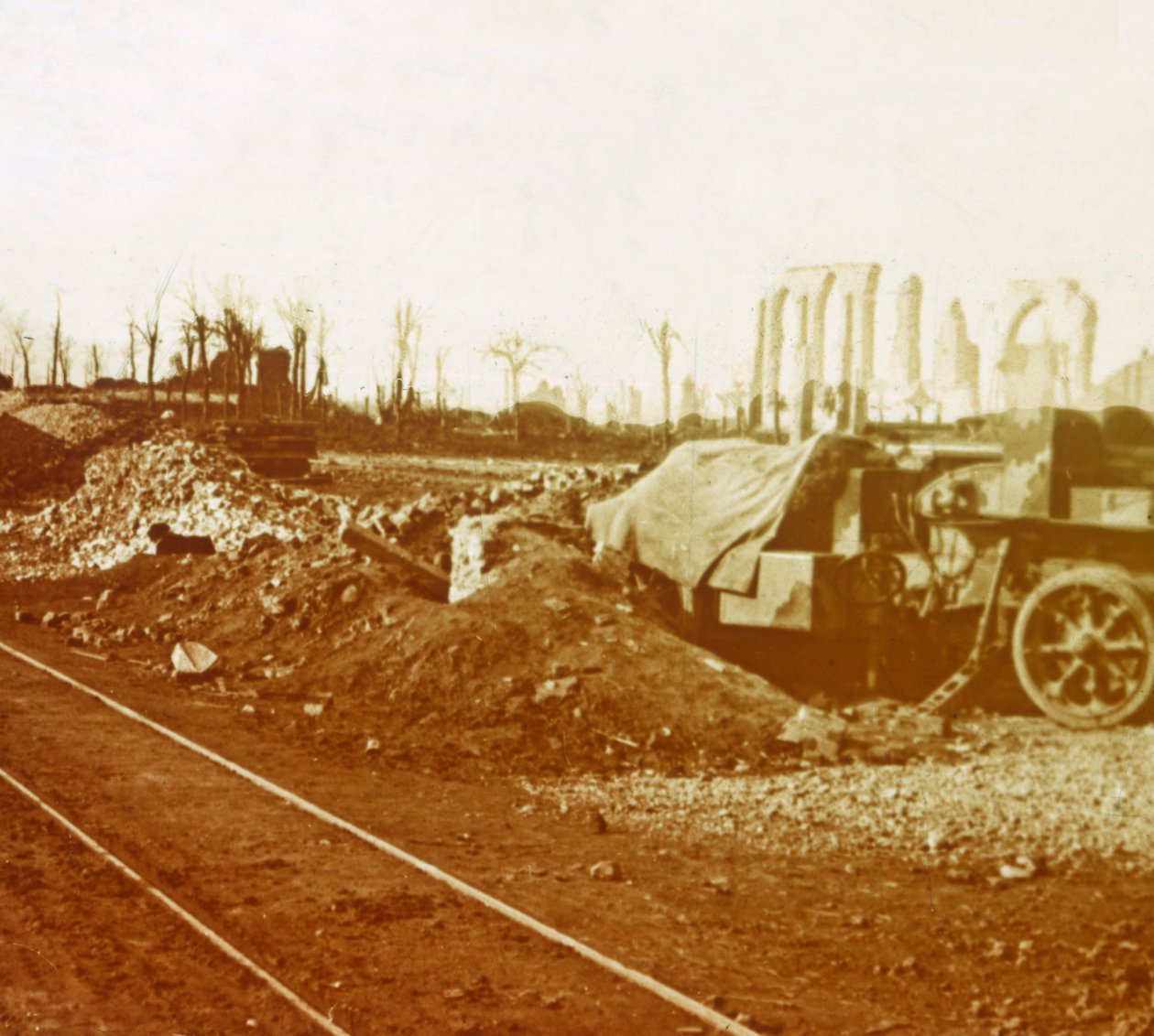 Spoorlijnen in het dorp Noordschote, Vlaanderen, België, ca. 1914-ca. 1918 door Unbekannt