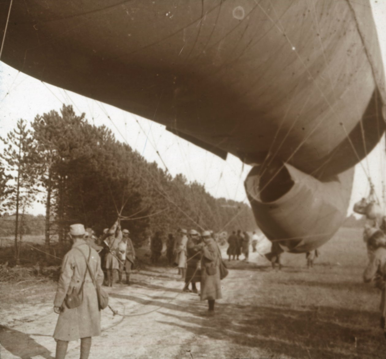 Ophijsen van een observatieballon, Somme, Noord-Frankrijk, 1916 door Unbekannt