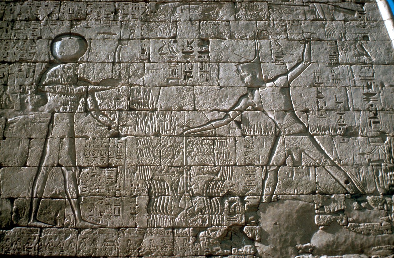 Ramses III slaat zijn vijanden voor Amun-Ra, Dodentempel, Medinat Habu, Egypte door Unbekannt