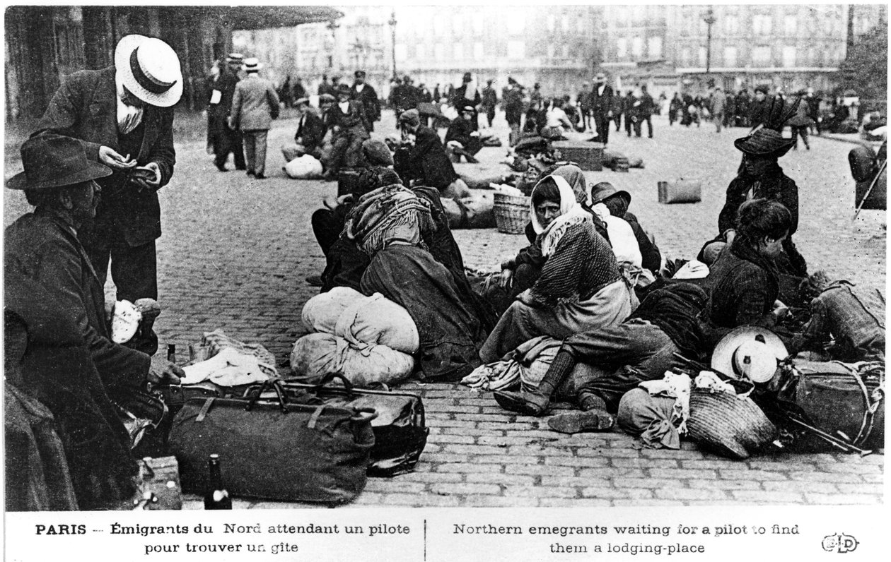 Vluchtelingen uit het noorden wachten op een gids om onderdak voor hen te vinden, Parijs, Eerste Wereldoorlog, 1914-1918 door Unbekannt