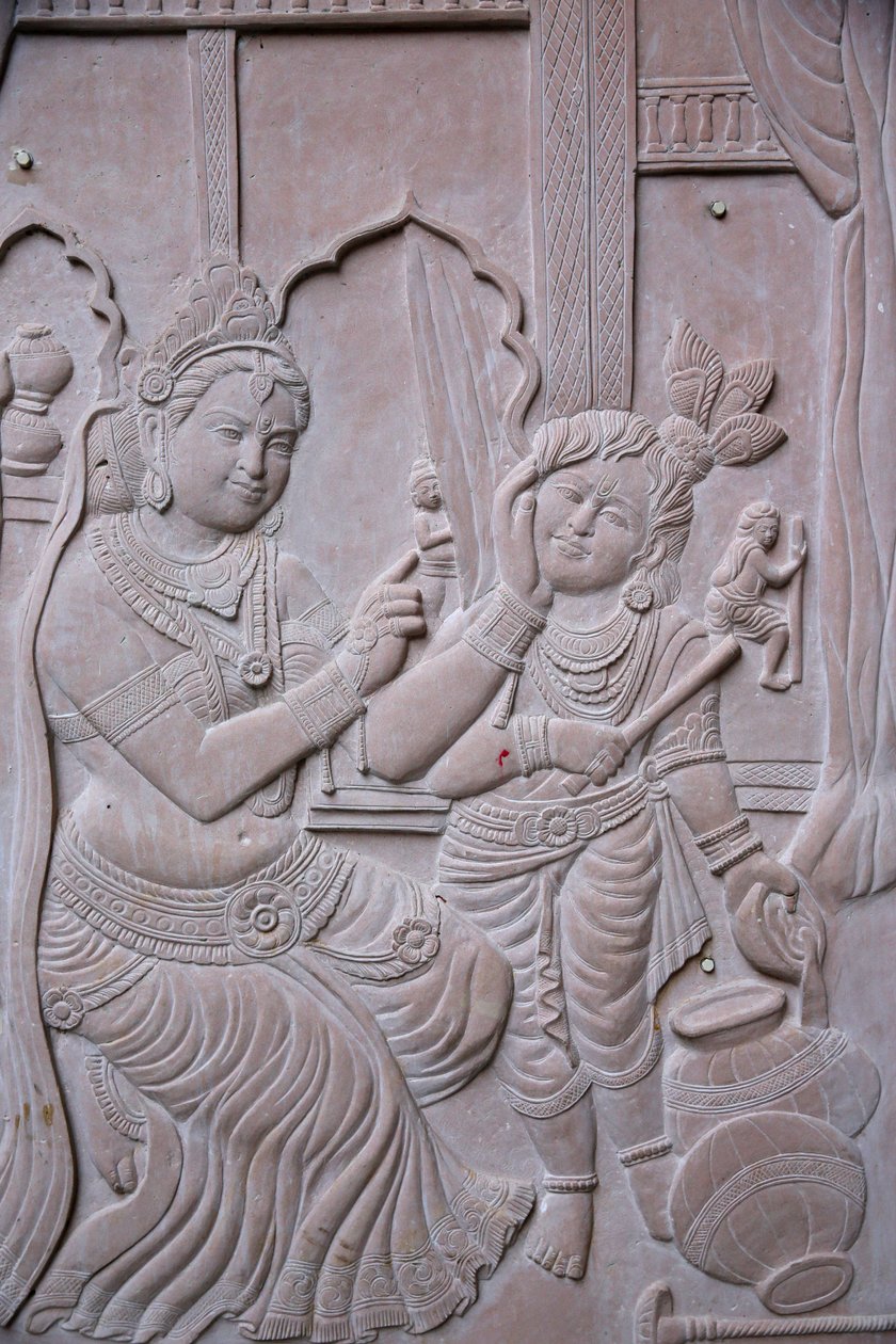 Reliëf die de hindoegod Krishna met zijn stiefmoeder Yashodha uitbeeldt, India door Unbekannt