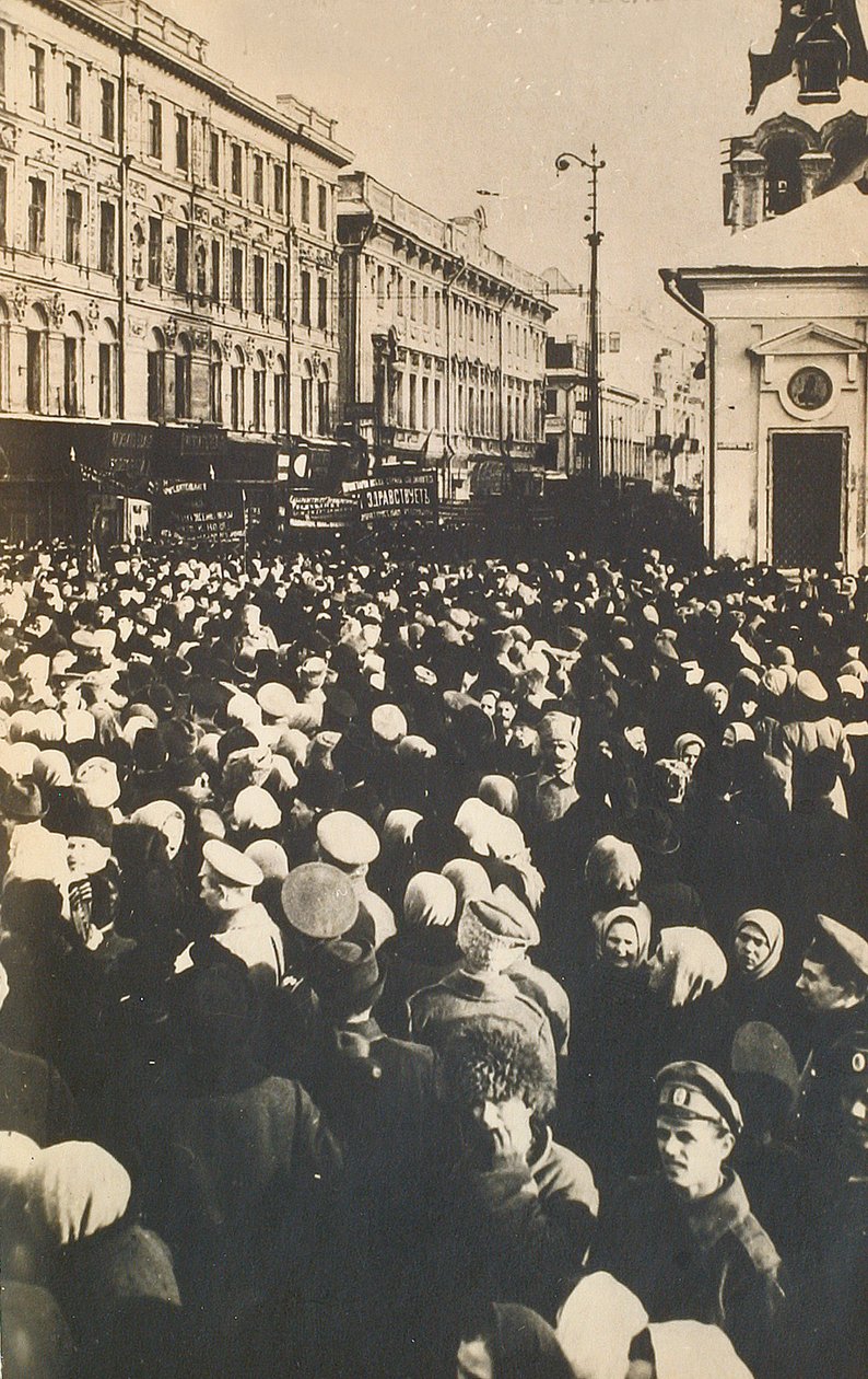 Revolutionaire menigten op de Tverskaya, Moskou, Rusland, c1905-c1917 door Unbekannt